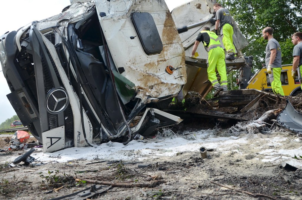 LKW umgestuerzt A 1 Rich Saarbruecken P144.JPG